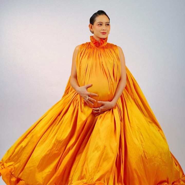 <p>Beberapa waktu lalu, Laura dan sang suami, Indra, juga sempat mengumumkan kalau calon anaknya ini berjenis kelamin perempuan, Bunda. Tentu, saat ini mereka sangat antusias untuk menanti kelahiran anaknya dalam waktu dekat. (Foto: Instagram @laura_theux).</p>