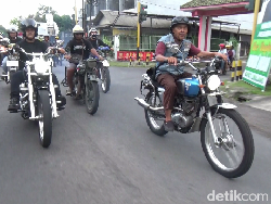 Cara Komunitas Motor Antik Lumajang Berbagi Kebahagiaan di Bulan Suci