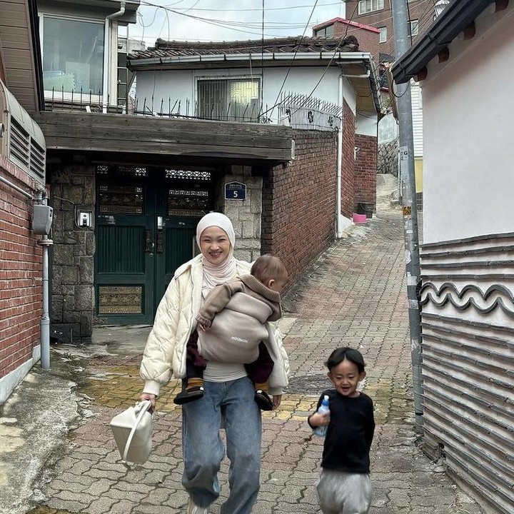 <p>Melalui akun Instagram pribadinya, Julia juga membagikan foto ia bersama sang anak yakni Junho dan Eunho. Ketiganya tampak sedang menulusuri jalanan di ibukota Korea Selatan, yaitu Seoul. “Lomba lariiiiiiiiiiiiii,” tulisnya. (Foto: Instagram @juliaprt7).</p>
