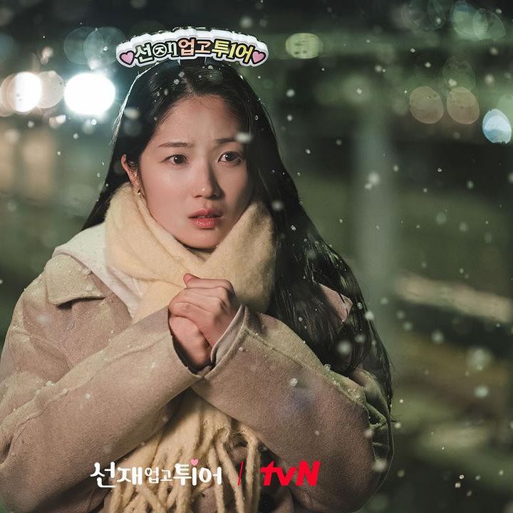 <p>Menjadi inti cerita drama <em>Lovely Runner</em>, penyanyi idola Im Sol tersebut suatu hari meninggal. Suatu hal kemudian membawa Im Sol untuk kembali ke masa lalu saat Sun Jae masih hidup. (Foto: Instagram @tvn_drama)</p>