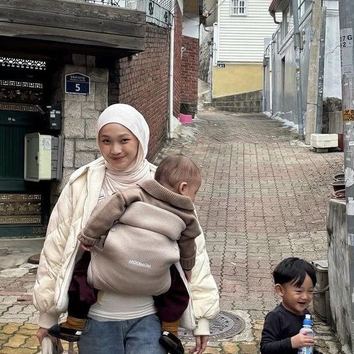<p>Julia menjadi seorang mualaf sejak di bangku sekolah, Bunda. Namun untuk kehamilan ketiga ini ia memutuskan untuk tidak berpuasa di bulan Ramadan. Tak lupa, Julia dan Dae Hoon juga menyempatkan diri untuk berkunjung ke kampung asalnya Korea Selatan bersama kedua anaknya. (Foto: Instagram @juliaprt7).</p>