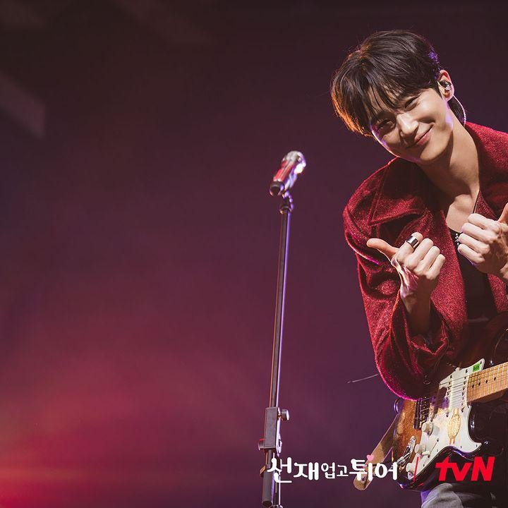<p>Pada foto ini, karakter Ryu Sun Jae terlihat ramah dan memesona saat tersenyum kepada para penggemarnya di tengah-tengah konser sambil membawa gitar listrik. (Foto: Instagram @tvn_drama)</p>