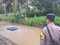 Mobil Nyemplung Sungai di Bogor gegara Google Maps Belum Bisa Dievakuasi