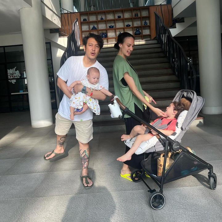 <p>Rumah tangga Nadine Chandrawinata dan Dimas Anggara dimulai ketika mereka menikah pada 2018. Keduanya menyambut kehadiran dua orang putri dengan penuh kebahagiaan. (Foto: Instagram: @nadinelist)</p>