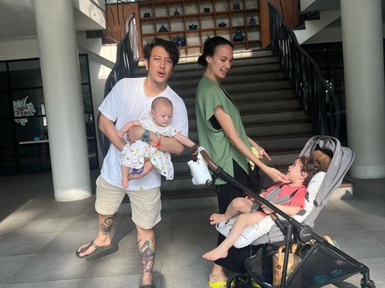 7 Potret Nadine Chandrawinata & Dimas Anggara Kompak Asuh Anak saat Liburan