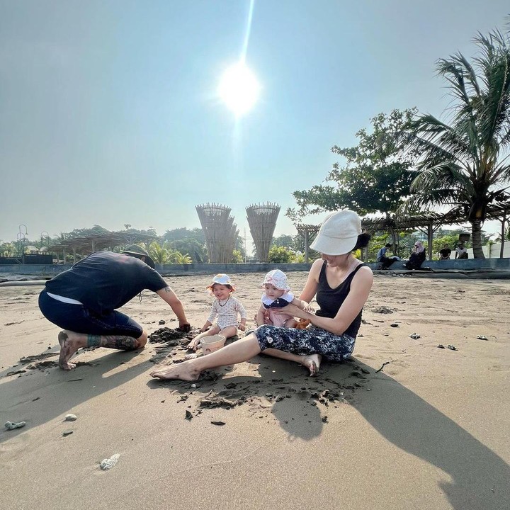 <p>Belum lama ini, Nadine dan keluarga terlihat menghabiskan waktu bersama ke Anyer, Banten. Mereka mengajak Djiwa dan Djala bermain pasir di pantai. (Foto: Instagram: @nadinelist)</p>