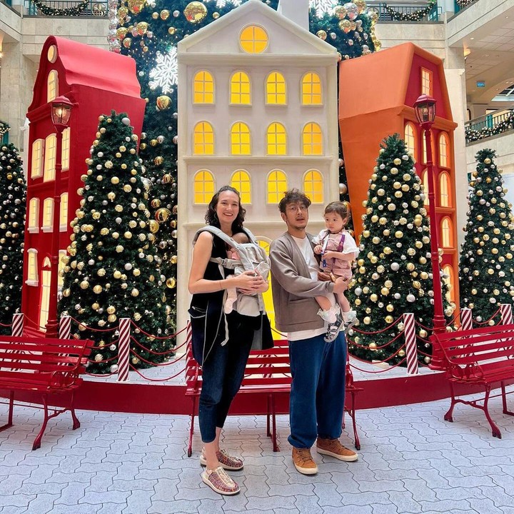 <p>Saat berlibur, keduanya dengan kompak menjaga anak-anak di perjalanan. Mereka juga memastikan agar kedua anaknya mendapatkan pengalaman berharga saat menikmati liburan. (Foto: Instagram: @nadinelist)</p>