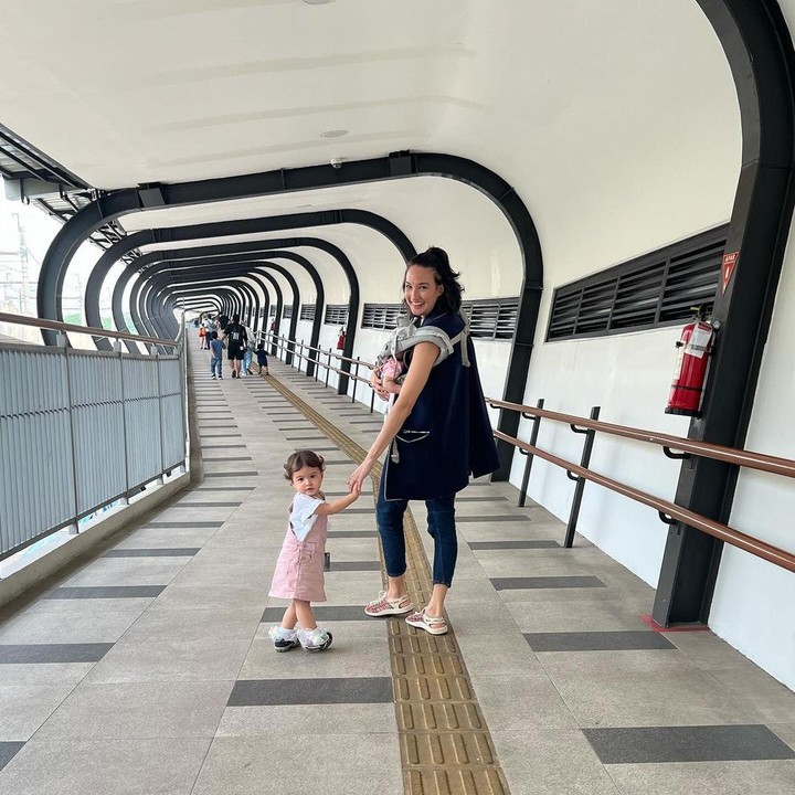 <p>Nadine melahirkan anak pertamanya, Nadi Djiwa Anggara pada tanggal cantik, yakni 22 Februari 2022. Sementara itu, Si Bungsu yang bernama Nadi Djala Anggara lahir pada Hari Kesaktian Pancasila, 1 Oktober 2023. (Foto: Instagram: @nadinelist)</p>