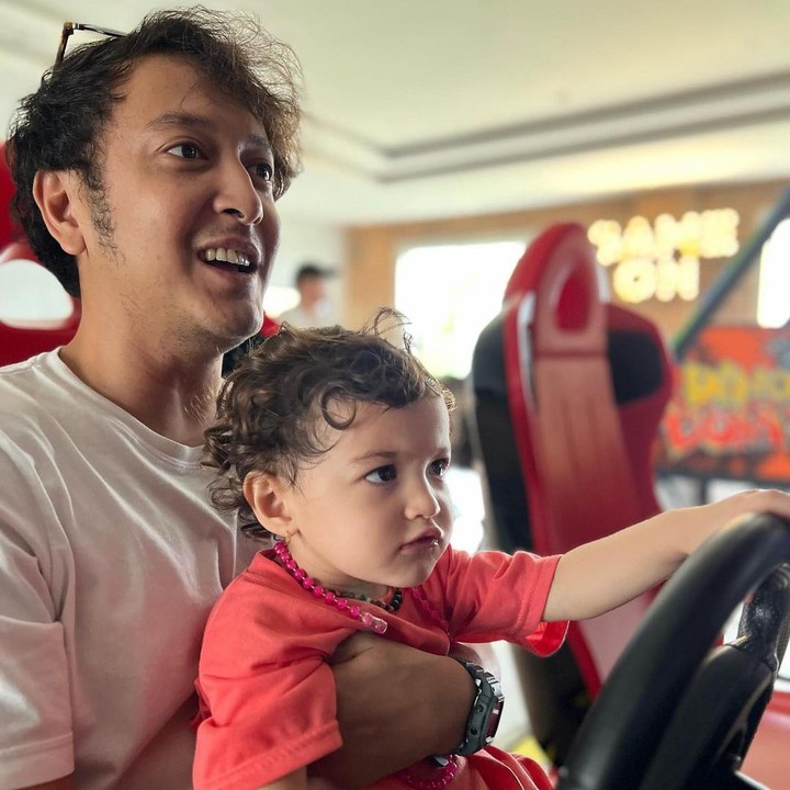 <p>Nadine dan Dimas kerap mengunggah momen kebersamaannya bersama Djiwa dan Djala pada laman Instagram. Mulai dari kegiatan di rumah hingga berlibur ke berbagai tempat. (Foto: Instagram: @nadinelist)</p>