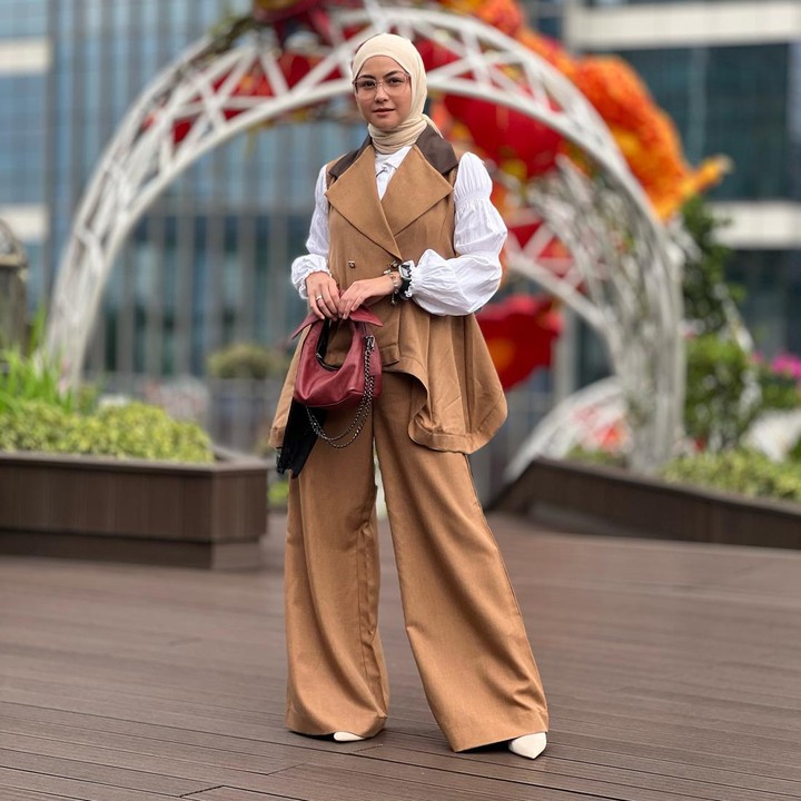 <p>Tak kalah modis, Revalina S Temat tampil memesona dengan setelan <em>outfit</em> cokelat. <em>Outer</em> beraksen kerah yang ia kenakan berpadu manis dengan celana kulot <em>oversized.</em> (Foto: Instagram @vatemat)</p>