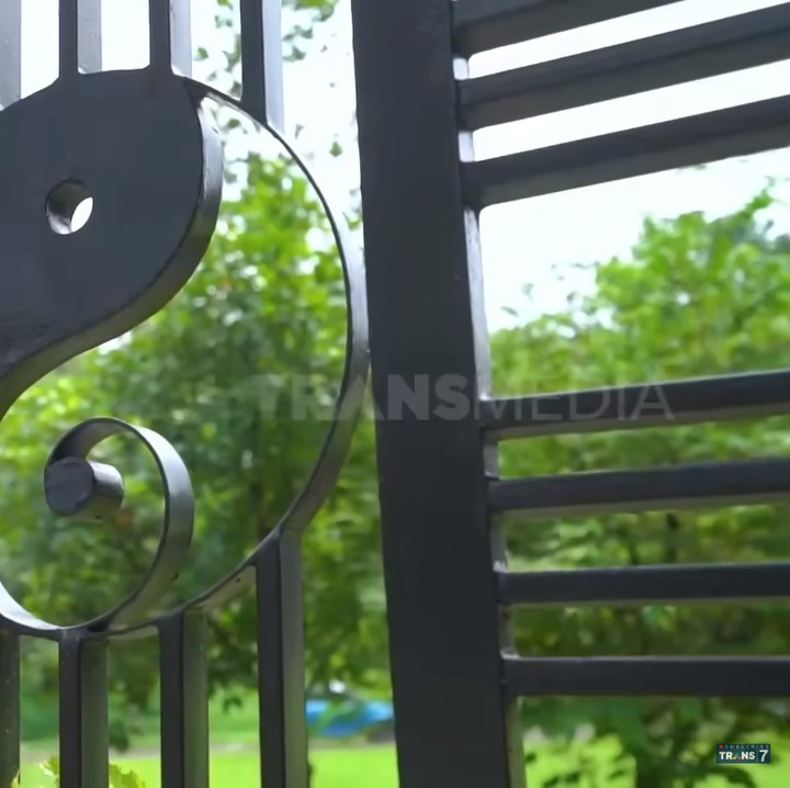 <p>Rumah dengan tanah yang tak begitu luas ini juga bikin betah. Di sana, terdapat beragam jenis tanaman sehingga suasananya terasa adem. Bagaimana menurut pendapat Bunda? (Foto: YouTube TRANS7 OFFICIAL)</p>