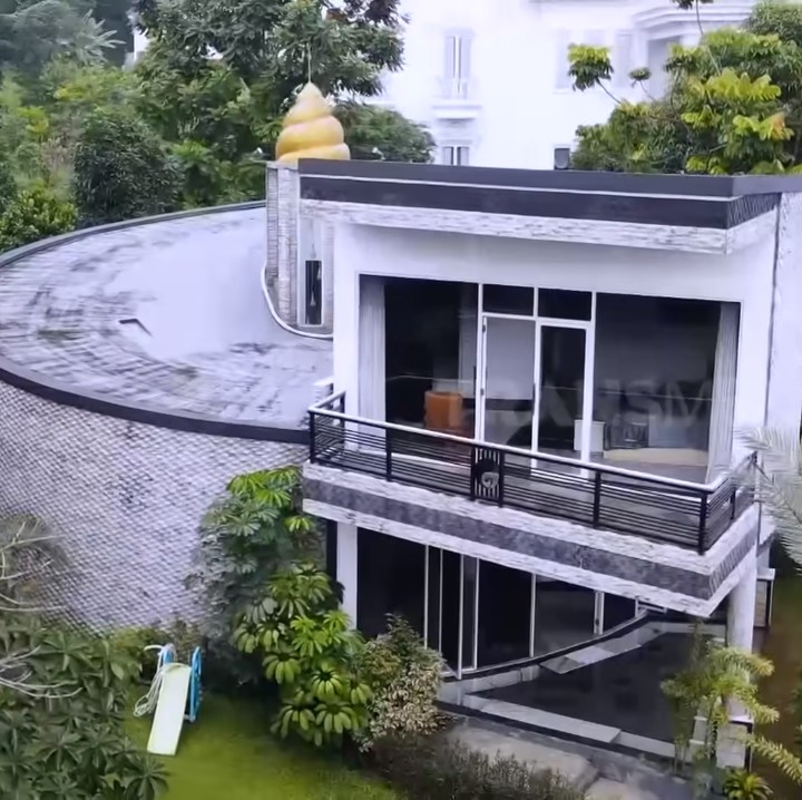 <p>Boyke Dian Nugraha atau yang kita kenal sebagai dokter Boyke ternyata memiliki hunian yang unik, Bunda. Beberapa waktu yang lalu, ia memamerkan rumah yang dibangun seperti rumah keong. (Foto: YouTube TRANS7 OFFICIAL)<br /><br /><br /></p>