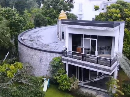 5 Potret Rumah Unik Dokter Boyke yang Bentuknya seperti Keong