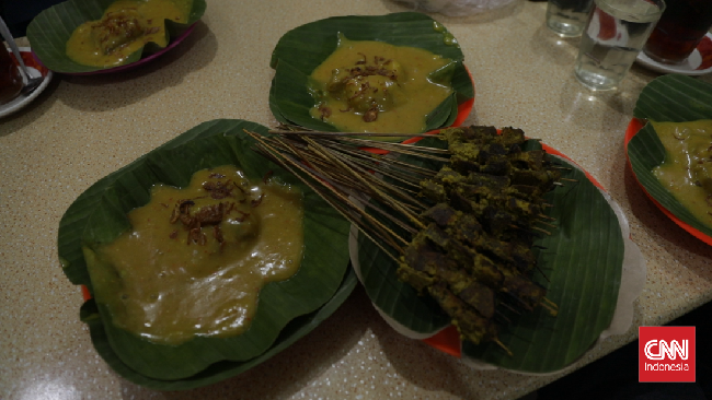 Bila sate padang berasal dari Padang, Pariaman, dan Padang Panjang, sate danguang danguang berasal dari Payakumbuh, Kabupaten Lima Puluh Kota.