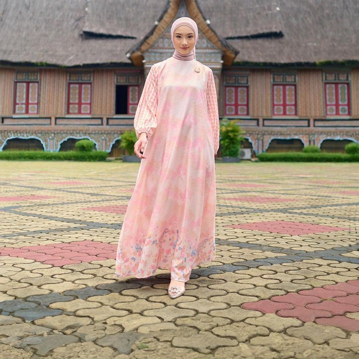 <p>Satu lagi warna pastel yang begitu anggun dan cantik untuk dikenakan adalah pink. Sesuai dengan ramainya preferensi yang ada di kalangan busana, baju gamis pink bermotif akan cocok Bunda kenakan di lebaran esok. Nah, bagi ibu hamil yang ingin tampil simpel namun tetap berkelas, bisa memilih A-line dress dengan <em>pattern</em> dan warna yang lembuh ya. (Foto: Instagram @zaskiamecca_id)</p>