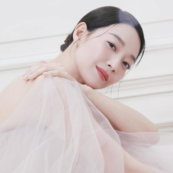 <p>Tatanan rambut Shin Min Ah selalu memberi kesan memesona pada aktris 39 tahun ini. Salah satu gaya andalannya adalah <em>low bun</em> atau cepol rendah yang menutupi bagian bawah kepala. Dalam sesi pemotretan, ia terlihat anggun dengan gaya rambut tersebut. (Foto: Instagram @cledepeaubeaute @illusomina)</p>