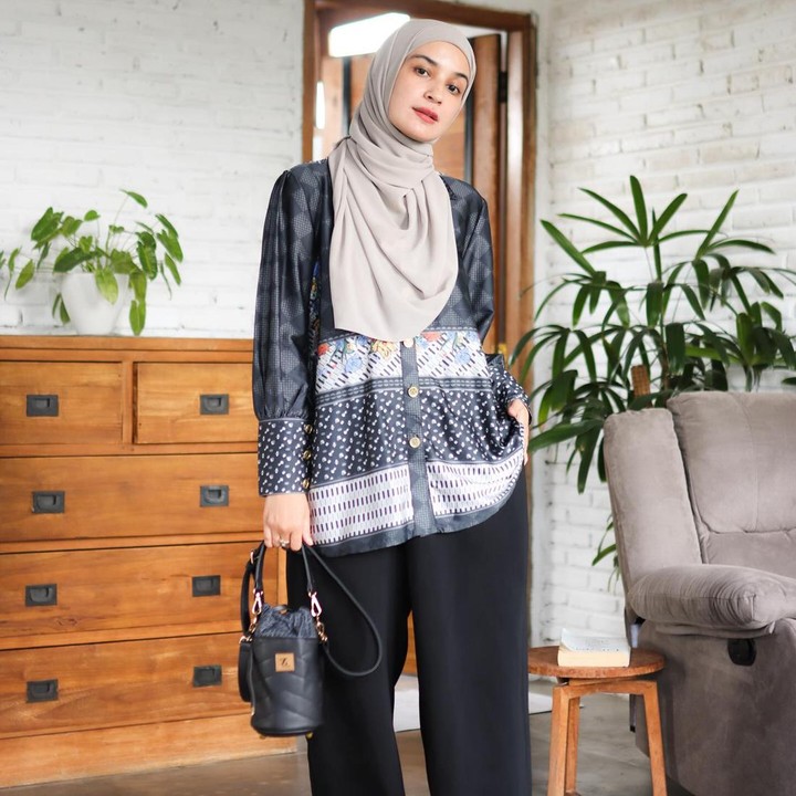 <p>Pemilihan celana sebagai busana sehari-hari memang sangat penting. Dengan padu padan yang tepat, celana dapat menyempurnakan <em>outfit</em> Bunda. Seperti Shireen Sungkar, ia menciptakan tampilan warna gelap yang manis dengan<em> satin blouse</em> bernuansa abu-abu dengan celana kulot hitam polos. (Foto: Instagram @shireensungkar)</p>