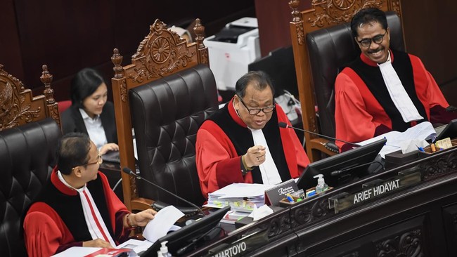 KPU akhirnya datang di sidang usai kena semprot Hakim MK Arief Hidayat lantaran tidakhadir di sejumlah perkara sengketa Pileg 2024.