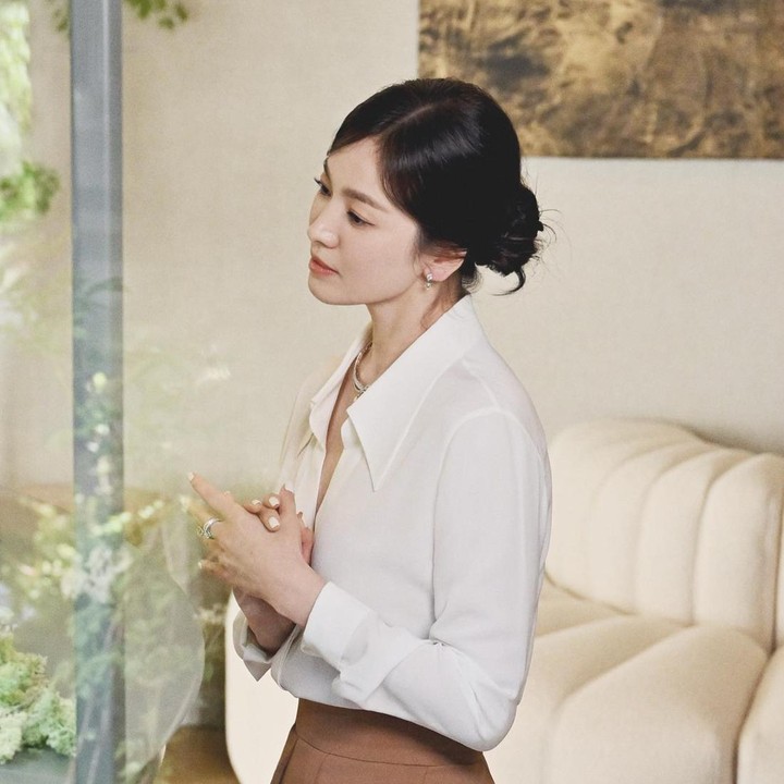 <p>Pesona Song Hye Kyo tampak semakin terpancar dengan gaya rambut <em>bun.</em> Cepolan itu menambah kesan elegan pada <em>outfit v-neck shirt</em> yang ia kenakan. (Foto: Instagram @kyo1122)</p>