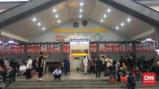 Penjaga toilet umum di Terminal Kalideres, Deden, memilih tak mudik ke kampung halamannya karena mengejar cuan dari pengguna toilet.