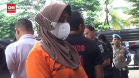 VIDEO: Diminta Buka Sepatu, Wanita di Tangsel Tikam Pemilik Toko
