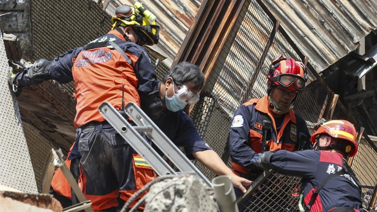 FOTO: Berlomba Selamatkan Korban Reruntuhan Gempa M 7,7 Taiwan