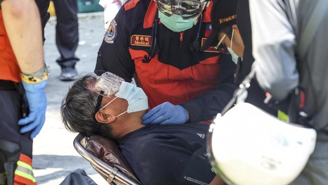 FOTO: Berlomba Selamatkan Korban Reruntuhan Gempa M 7,7 Taiwan
