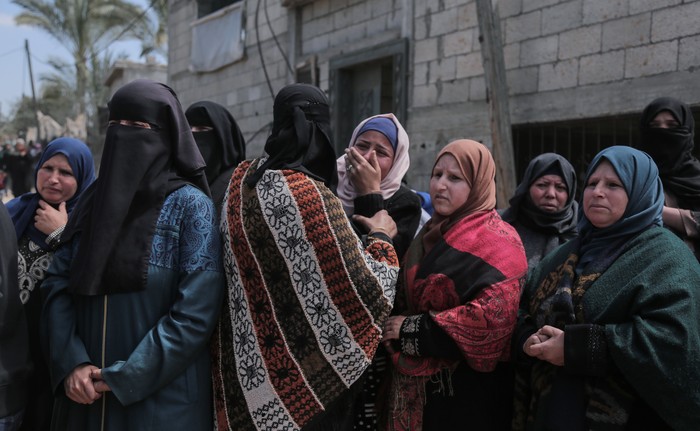 GAZA, KHAN YOUNIS, PALESTINE - 2019/04/03: Relatives of the deceased are seen mourning during the funeral ceremony of Faris Abu Hijras, 26, who was killed by Israeli troops east of Khuza'a near the Israeli-Gaza border during the Palestinian Land Day demonstrations. (Photo by Yousef Masoud/SOPA Images/LightRocket via Getty Images)