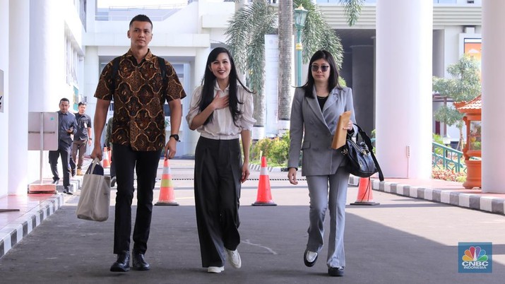 Aktris Sandra Dewi tiba di Kejaksaan Agung (Kejagung) RI, Jakarta, Kamis (4/4/2024). (CNBC Indonesia/Faisal Rahman)