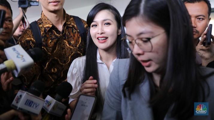 Aktris Sandra Dewi usai menjalani pemeriksaan sebagai saksi dalam kasus Izin Usaha Pertambangan (IUP) PT Timah Tbk di Kejaksaan Agung, Jakarta, Kamis (4/4/2024). (CNBC Indonesia/Faisal Rahman)