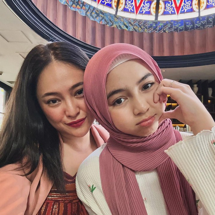 <p>Anak Marshanda dan Ben Kasyafani, Sienna Ameerah Kasyafani, mulai berhijab sejak usia 10 tahun. Penampilan <em>fashionable</em> Sienna yang berhijab ini pun selalu menarik perhatian publik. (Foto: Instagram: @marsanda99)</p>