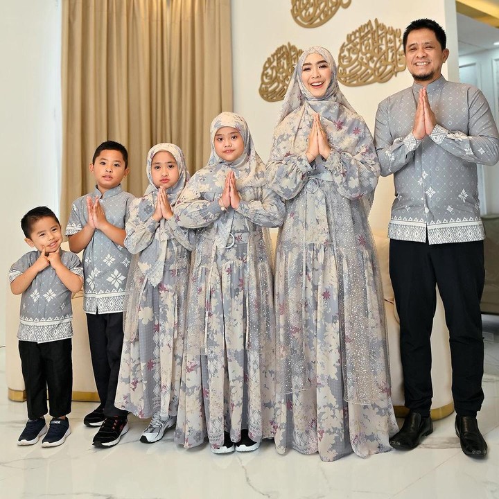 <p>Kedua putri Oki Setiana Dewi, Maryam dan Khadeejah, telah diajarkan untuk menutup aurat sejak kecil. Selain itu, keduanya juga rajin mengaji dan fasih berbahasa Arab. (Foto: Instagram: @okisetianadewi)</p>