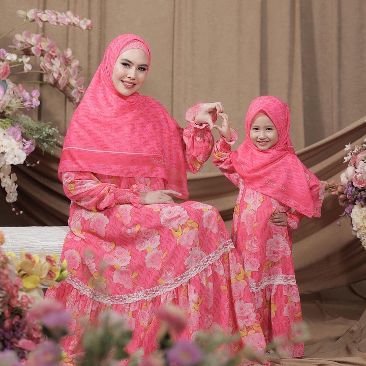 <p>Anak pertama Kartika Putri dan Usman bin Yahya, Khalisa, sudah diajarkan untuk menggunakan hijab sejak kecil, Bunda. Tidak hanya itu, ia juga kerap tampil dengan gamis kembar bersama sang Bunda. "<em>MasyaAllah</em> gemas banget Khalisa," puji seorang netizen. (Foto: Instagram: @kartikaputriworld)</p>