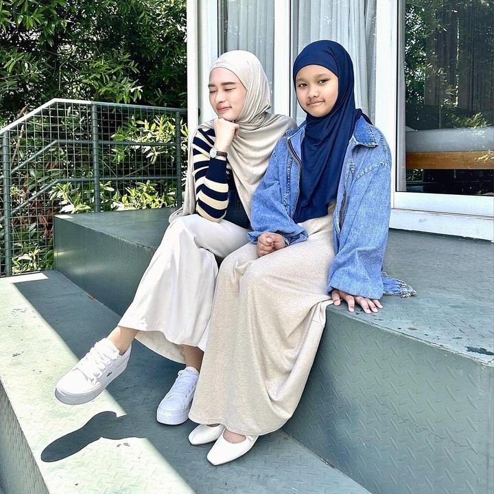 <p>Putri Inara Rusli, Starla, selalu tampil dengan menggunakan hijab. "Sedari kecil, anak-anak terutama Starla karena dia perempuan, selalu aku tanamkan bahwa lebih utama rapi ketimbang cantik, lebih utama sopan ketimbang pintar, lebih utama cukup daripada berlebihan," jelasnya dalam salah satu potret bersama Starla. (Foto: Instagram: @mommy_starla)</p>