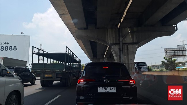 Arus lalu lintas di ruas Tol Jakarta-Cikampek terpantau masih lancar pada H-6 Hari Raya Lebaran 2024.