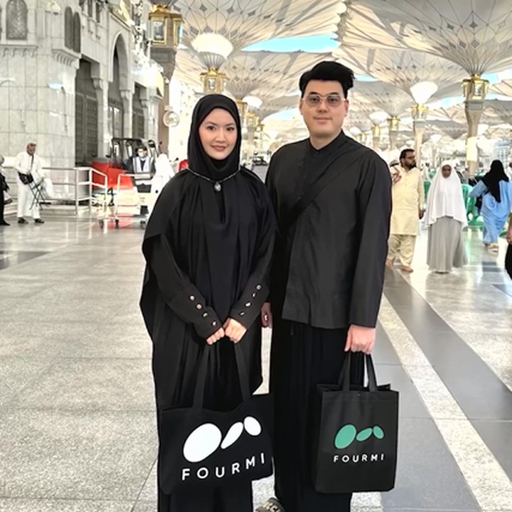 <p>Lalu pada postingan lain, Asty mengaku sangat bersyukur bisa beribadah langsung di Madinah. Baginya, ada banyak keistimewaan dan kenikmatan yang dialami selama di sana. "<em>Alhamdulillah</em> Ya Allah.. Kami diizinkan beribadah dan berziarah di Madinah. Kota suci yang indah dan bercahaya, dengan segala keiistimewaannya. Begitu banyak kenikmatan yang kami rasakan.. Bersyukur dapat menunaikan sholat sunnah di Raudhah.. Jadwal dari aplikasi, untuk saya di jam 9 pagi. Sementara Bapak Koko mendapatkan kesempatan di jam 4 pagi, MasyaaAllah," bebernya. (Foto: Instagram @asty_ananta)<br /><br /><br /></p>
