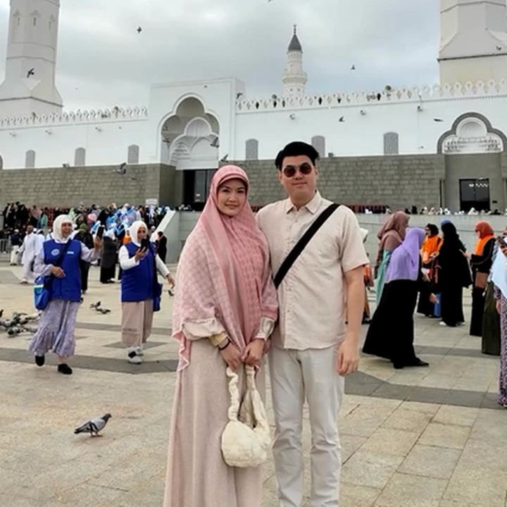 <p>Asty Ananta dan sang suami Hendra Suyanto terlihat tengah menjalani ibadah umrah, Bunda. Pasangan ini memutuskan untuk berangkat dan melaksanakan ibadah di bulan Ramadhan. (Foto: Instagram @asty_ananta)<br /><br /><br /></p>