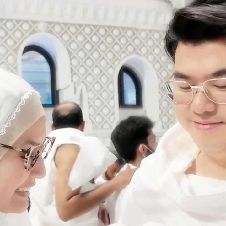 <p>Tak hanya itu, ia juga bersyukur karena merasakan perjalanan bersama sang suami dilimpahi karunia. Asty berdoa agar ia dan sang suami bisa menjadi pribadi yang lebih baik. <em>"MasyaaAllah..</em> Hati ini sangat bersyukur merasakan perjalanan yang begitu indah dengan karunia berlimpah.. Kami dimampukan dan dikuatkan. Semoga dapat terus bertumbuh menjadi pribadi yang semakin baik. <em>Aamiin Aamiin Ya Robbal Alamiin</em>," tuturnya. (Foto: Instagram @asty_ananta)<br /><br /><br /></p>