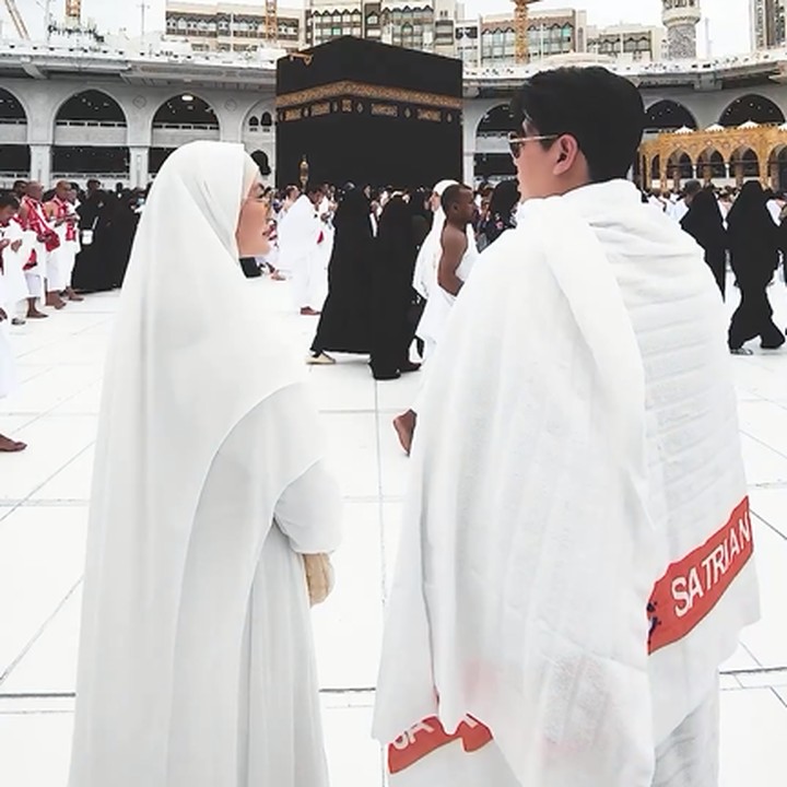 <p>Unggahan Asty juga mendapat beragam reaksi dari netizen, Bunda. Di kolom komentar, pasangan ini didoakan banyak hal baik termasuk kesehatan dan kelancaran selama beribadah di Tanah Suci. <em>"Alhamdulilllahhh</em> ya Allahhhh ,, seneng nya liat kalian. Semoga lancar ibadahnya ya sayang sayangku," ujar @sabria*****.(Foto: Instagram @asty_ananta)</p>
