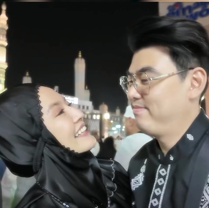 <p>Melalui akun Instagram pribadi, pemeran sekalgus presenter tersebut membagikan beberapa momen yang ia abadikan. Mulai dari keberangkatan, perempuan berusia 39 tahun ini mengaku terharu. "Ya Allah.. Rasa hati ini begitu haru dan bersyukur.. Mendengarkan Talbiyah saat berada dalam perjalanan menuju Madinah Al Munawwarah.. <em>MasyaaAllah,"</em> tulisnya sebagai caption. (Foto: Instagram @asty_ananta)<br /><br /><br /></p>