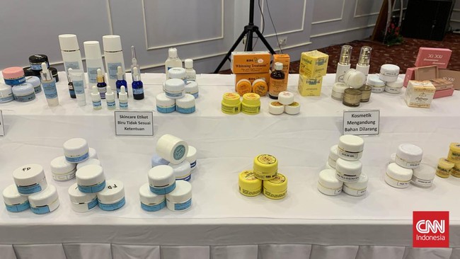Polisi menyebut pabrik skincare palsu di Babelan, Kabupaten Bekasi menggunakan tepung tapioka sebagai bahan pembuatan skincare.