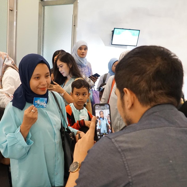 <p>Terlihat keakraban dan kekompakan para member HaiBunda Squad sekaligus menjalin silaturahmi di bulan suci Ramadan. Sebelum memasuki area, para Bunda melakukan registrasi dan membuat akun J TRUST BANK. (Foto: Andri Ziauddin)</p>