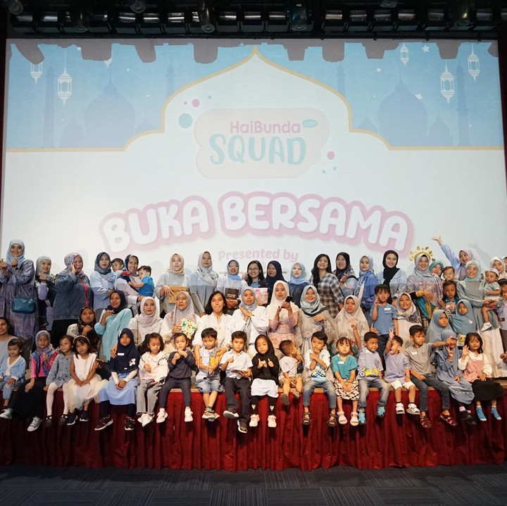 <p>Keseruan talkshow HaiBunda Squad x J TRUST Bank ini ditutup dengan foto bersama. Para Bunda dan Si Kecil tampak cantik dan manis, bukan? (Foto: Andri Ziauddin)</p>