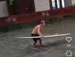 Bali Banjir, Bule-Bule Bikin Wahana Selancar