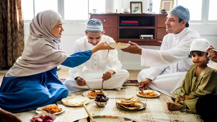 Kebiasaan Kalap, Ini 7 Cara Atasi Perut Begah akibat Terlalu Banyak Makan Saat Lebaran