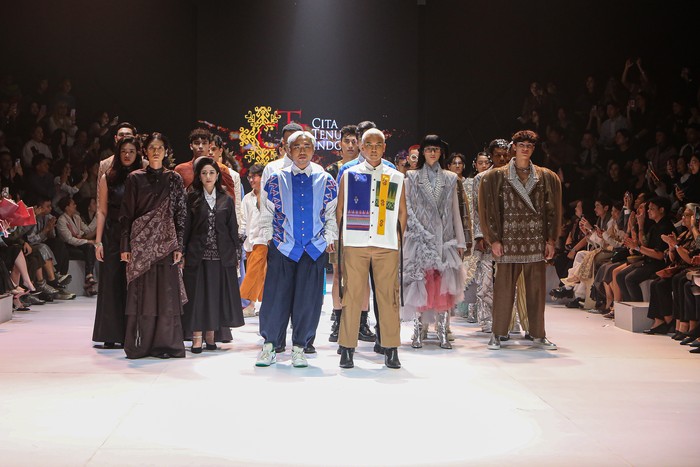 Cita Tenun Indonesia Gandeng 3 Desainer Ternama Lewat ALTERKULTUR di Plaza Indonesia Fashion Week 2024