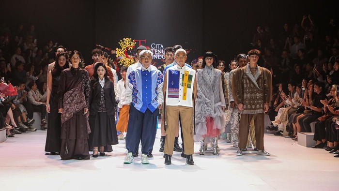 Cita Tenun Indonesia Gandeng 3 Desainer Ternama Lewat ALTERKULTUR di Plaza Indonesia Fashion Week 2024