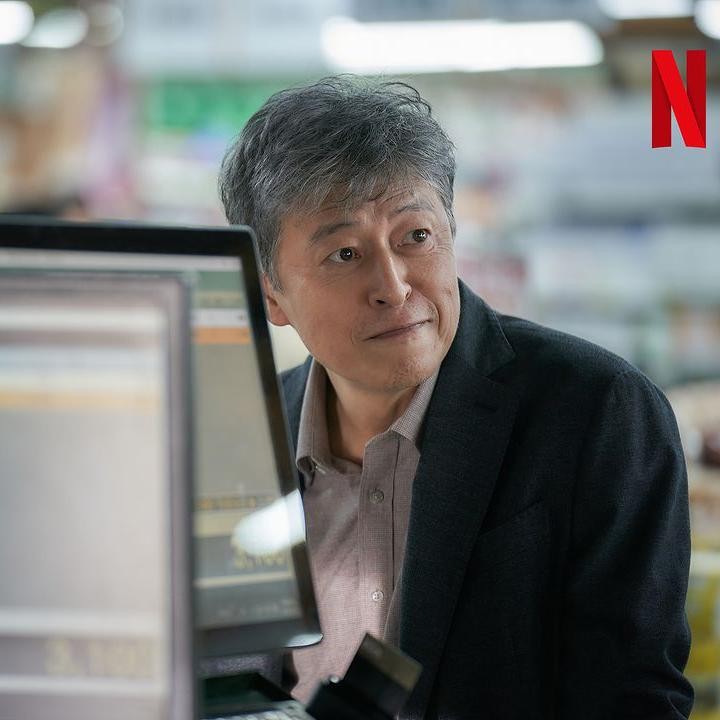 <p>Di samping jejeran pemeran utama <em>Parasyte: The Grey</em>, ada pemeran pendukung yang dibawakan aktor Kwon Hae Hyo yang baru-baru ini main drama <em>Wedding Impossible</em>. Di sini ia juga menjadi bagian dari tim satgas pemberantasan parasit. (Foto: Netflix Korea)</p>