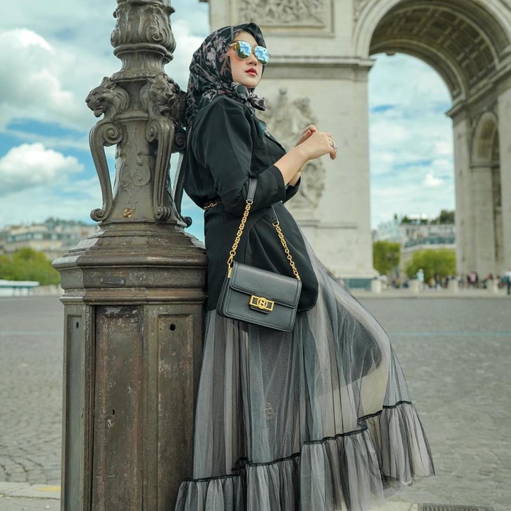 <p>Shoulder bag dengan tali rantai cocok dipadukan bersama busana formal seperti Dian Pelangi. Ia memadukan <em>blouse</em> hitam dengan ro beraksen <em>ruffle</em> berbahan <em>sheer.</em> Jangan lupa untuk mengenakan <em>inner</em> berupa celana panjang dari warna yang senada, serta sepatu <em>ankle boots</em> yang modis. (Foto: Instagram @dianpelangi)</p>