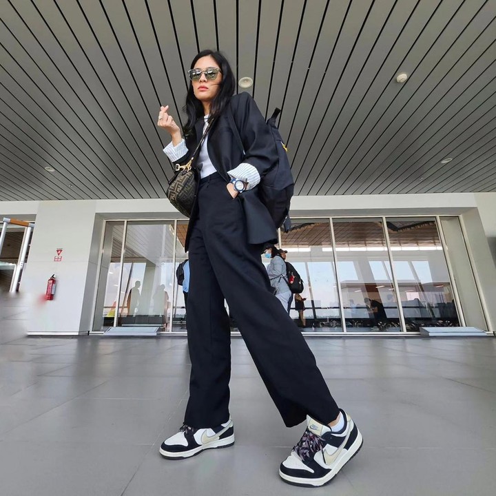<p>Untuk gaya kasual dengan memakai <em>blazer,</em> Dian Sastrowardoyo memadukannya bersama celana <em>trousers</em> dan sepatu <em>sneakers.</em> Ia juga mengenakan kacamata hitam agar lebih modis, Bunda. (Foto: Instagram @therealdisastr)</p>